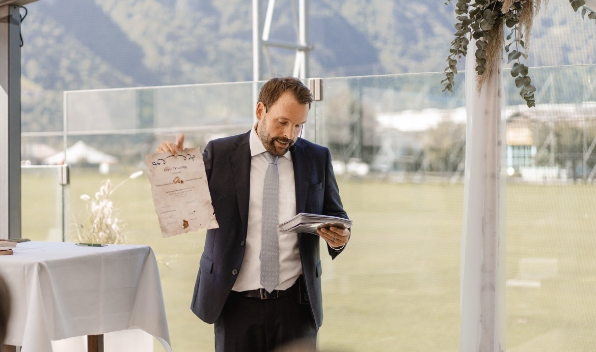 Trauredner Johannes Ruchti mit persönlicher Hochzeitsurkunde