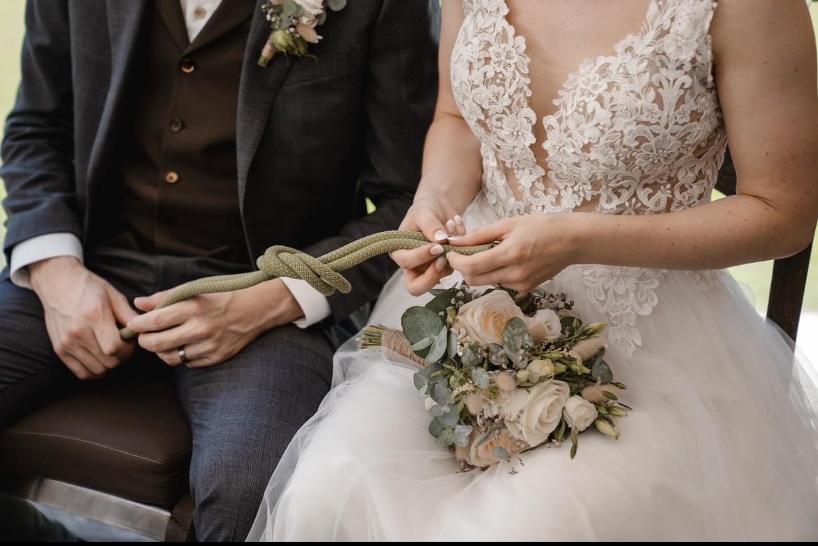 Stephanie und Matthias beim persönlichen Seilritual